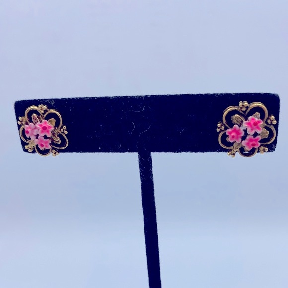 Vintage Signed ART Gold Tone Filigree With Pink Enamel Flowers Dainty Earrings - Picture 7 of 7